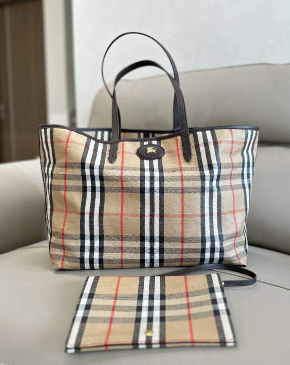 Picture of Burberry Handbags _SKUfw226204626fw